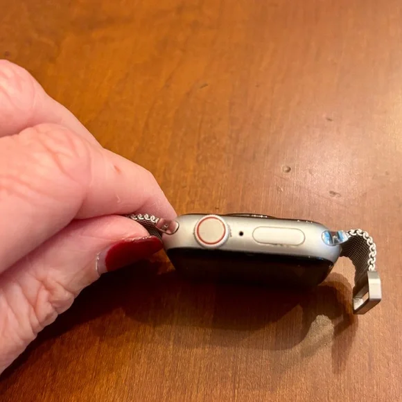 Apple Watch Series 5 With 3 Straps and Charger - Picture 4 of 7